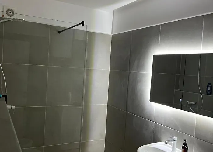 Escape Luxury 1 * 地拉那